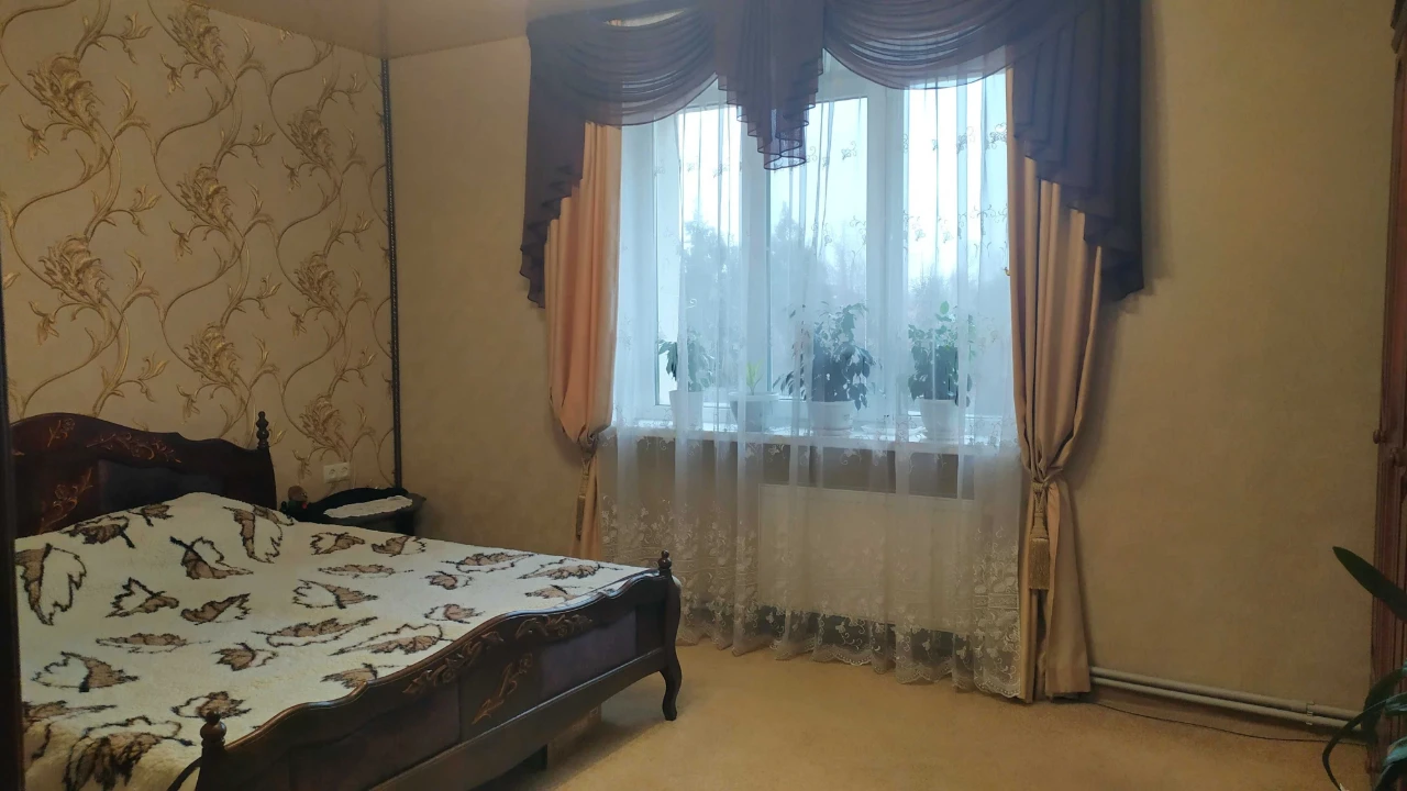 Продаж будинку 281 м2 з автономним живленням, парковою зоною