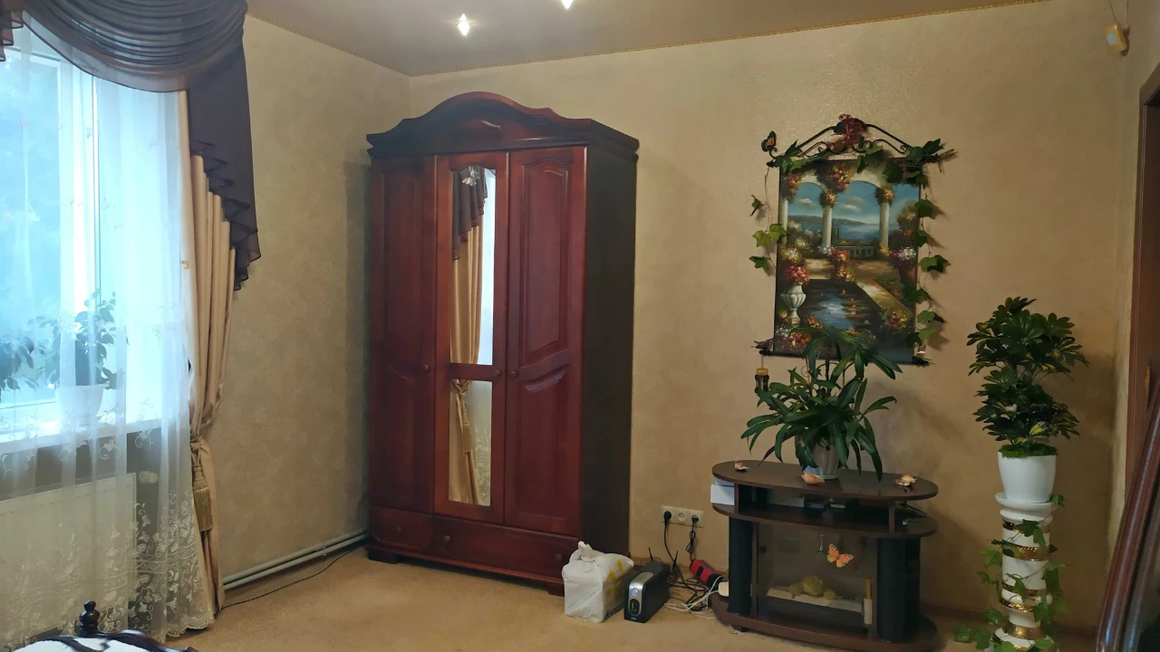 Продаж будинку 281 м2 з автономним живленням, парковою зоною