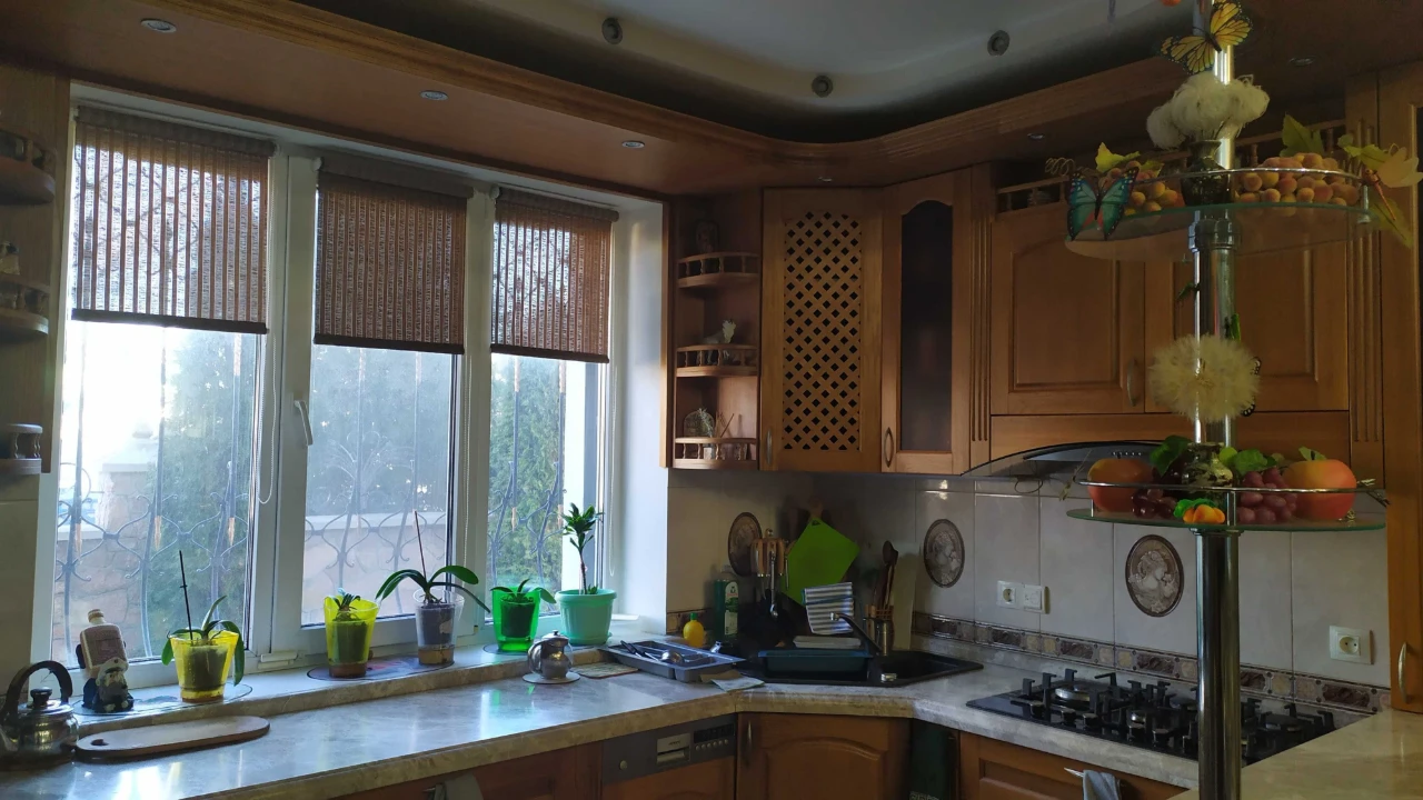 Продаж будинку 281 м2 з автономним живленням, парковою зоною