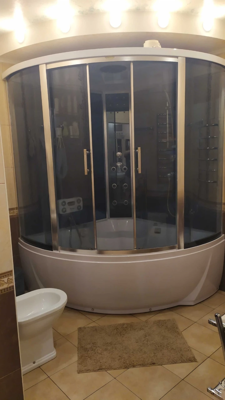 Продаж будинку 281 м2 з автономним живленням, парковою зоною