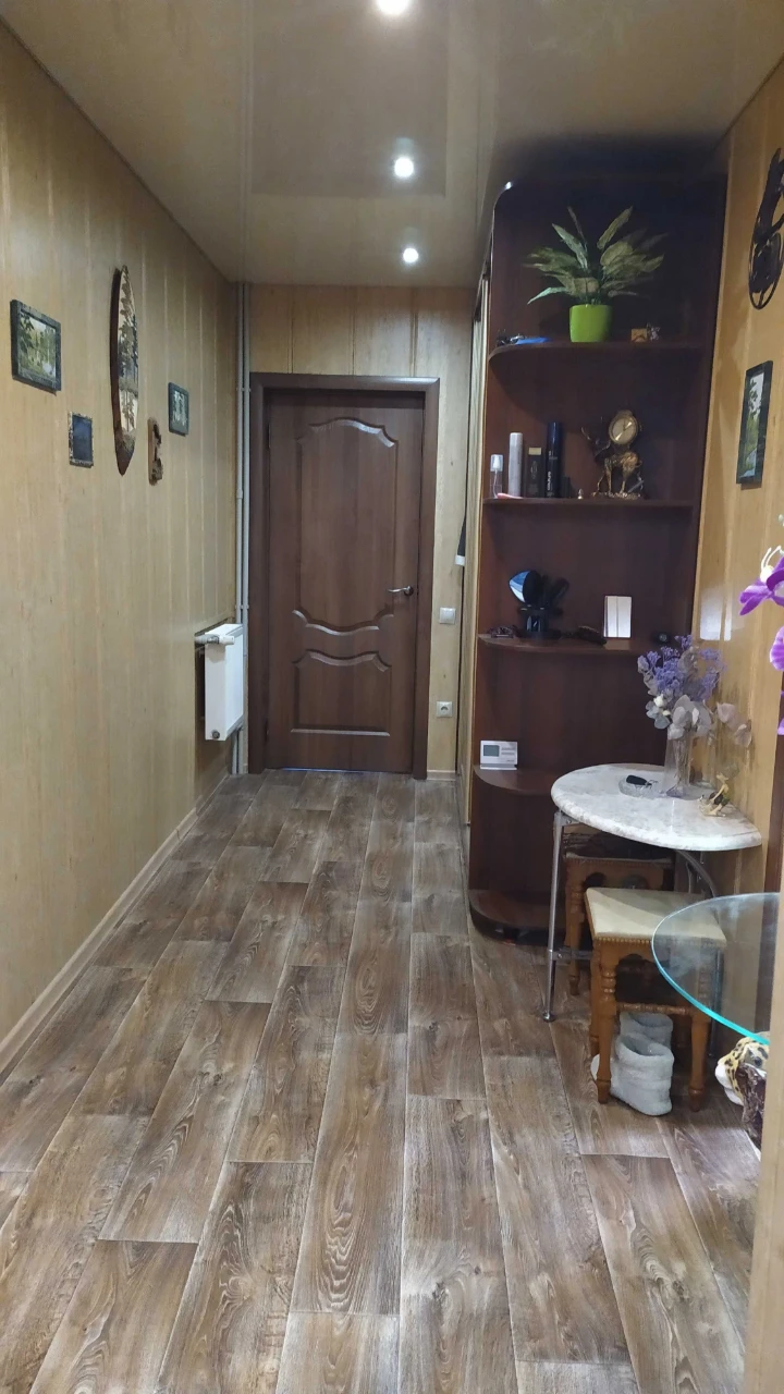 Продаж будинку 281 м2 з автономним живленням, парковою зоною
