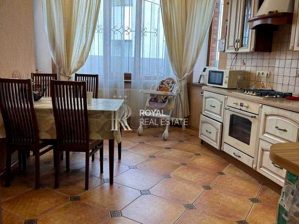 Будинок. Київ, 75-та Садова вул.