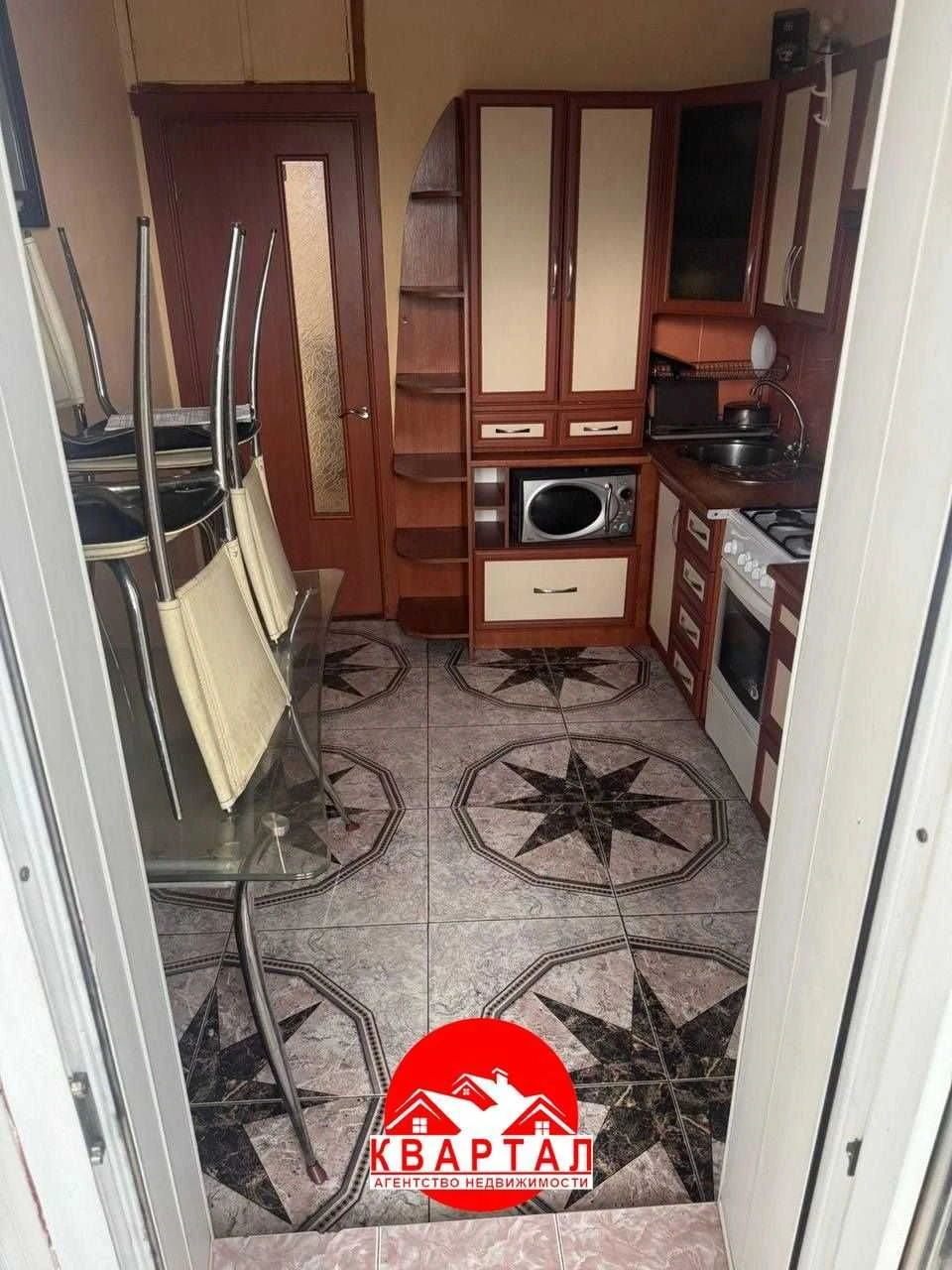 Продается 1 комн. большая квартира в кирпичном доме рядом с