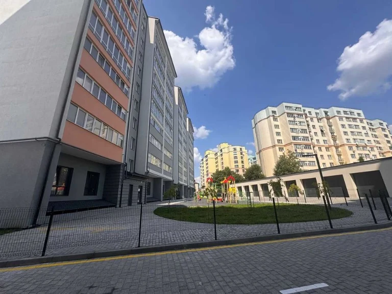 Простора 1 кімнатна квартира готова до ремонту в затишній ло