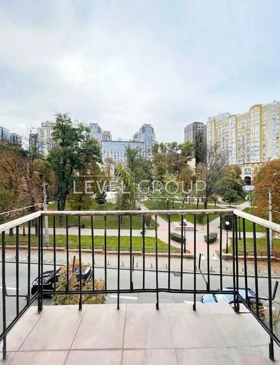 Продаж 2-кімнатної квартири 56 м² вул. Івана Федорова, 10 Це