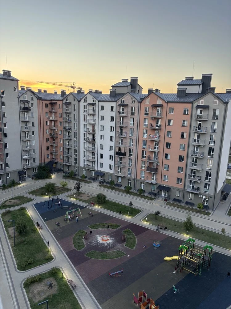 Продам велику 107 метрів 3хккв з видом на озеро в ЖК Скандія