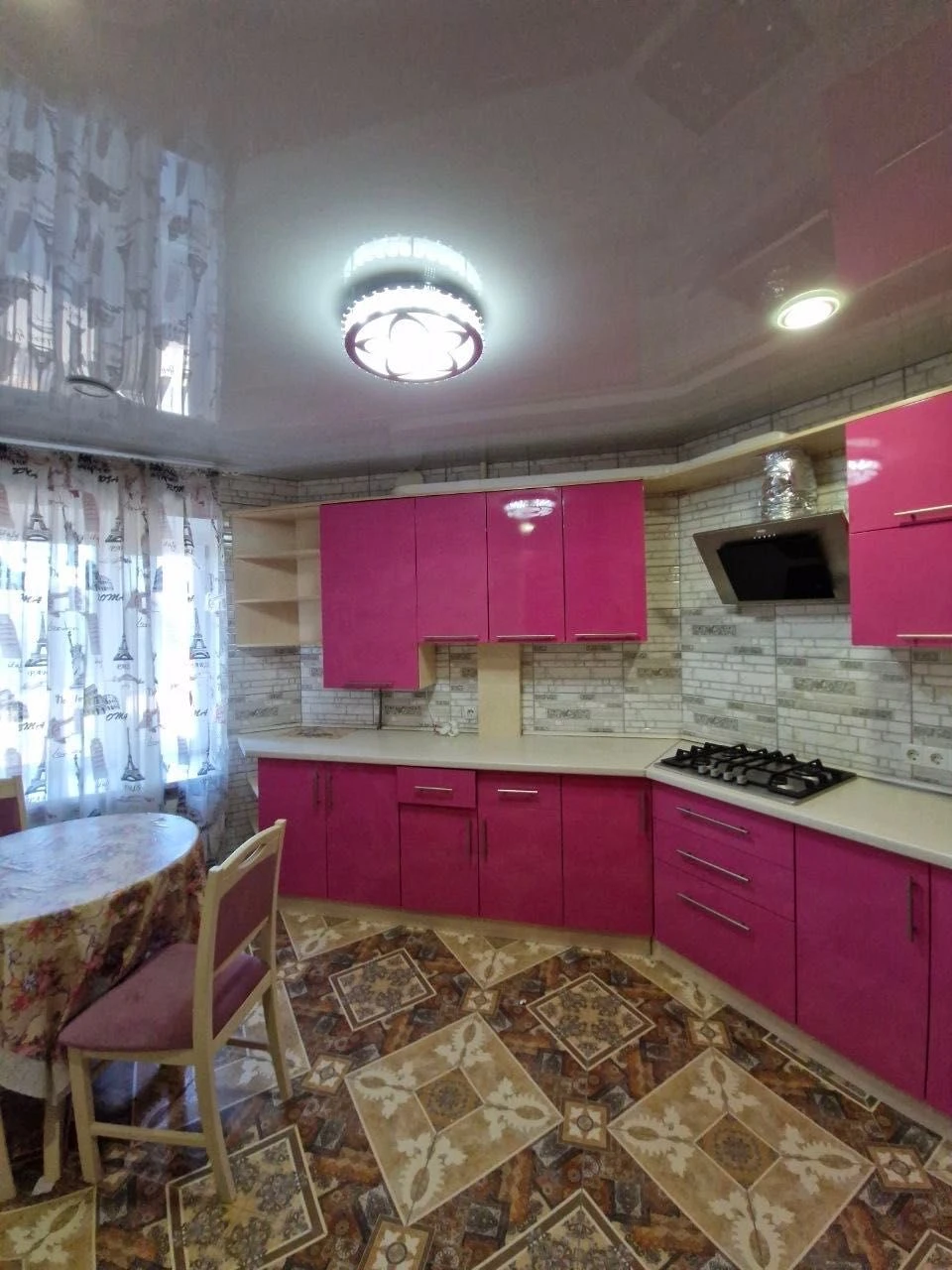 Продаж 2 кімнатної квартири з гаражем в новобудові в м. Мирг