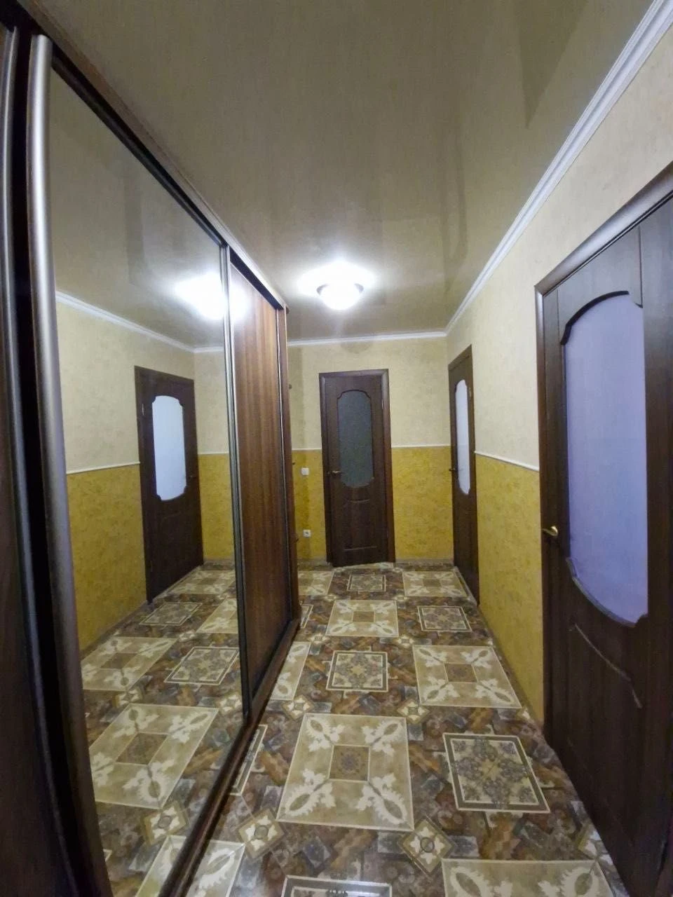 Продаж 2 кімнатної квартири з гаражем в новобудові в м. Мирг