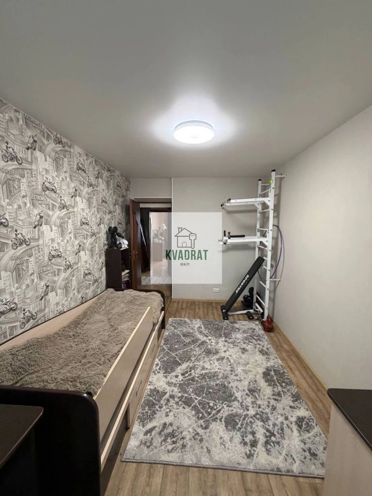 Продам 3-кімнатну квартиру на Мікрорайоні