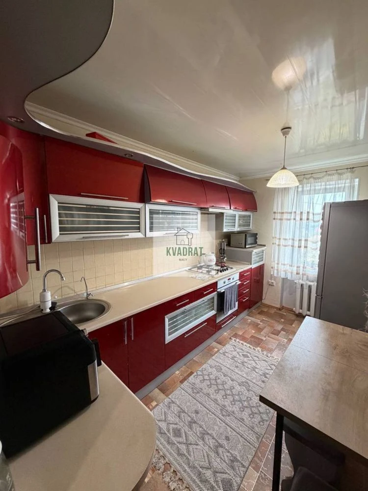 Продам 3-кімнатну квартиру на Мікрорайоні