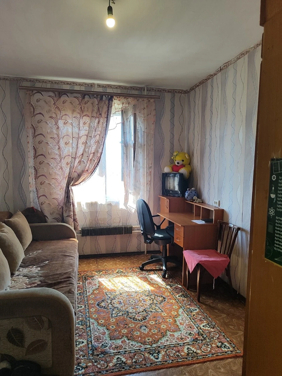 Продається простора двокімнатна квартира на Молодіжному з га