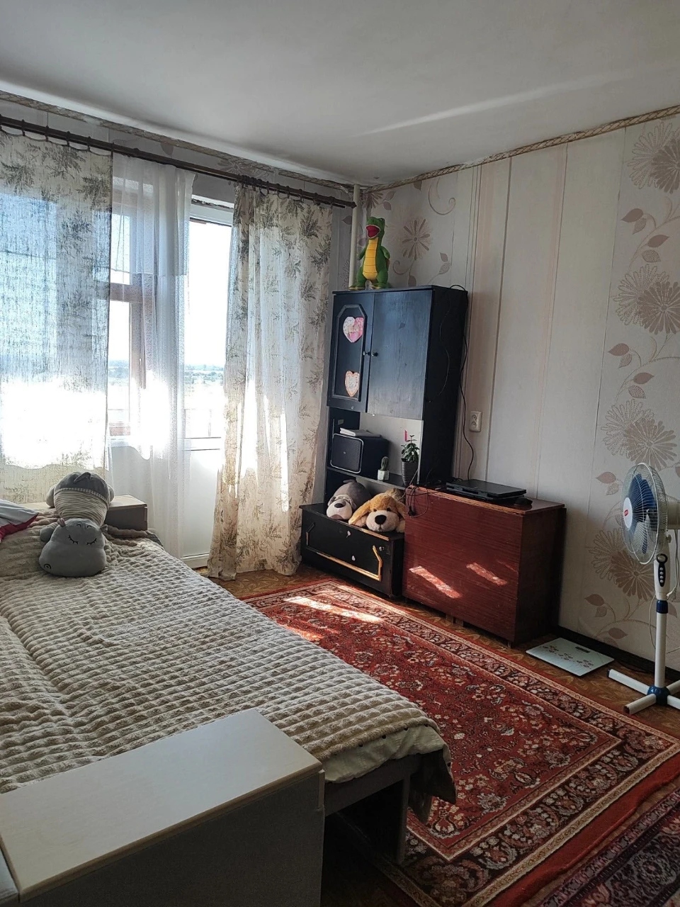 Продається простора двокімнатна квартира на Молодіжному з га