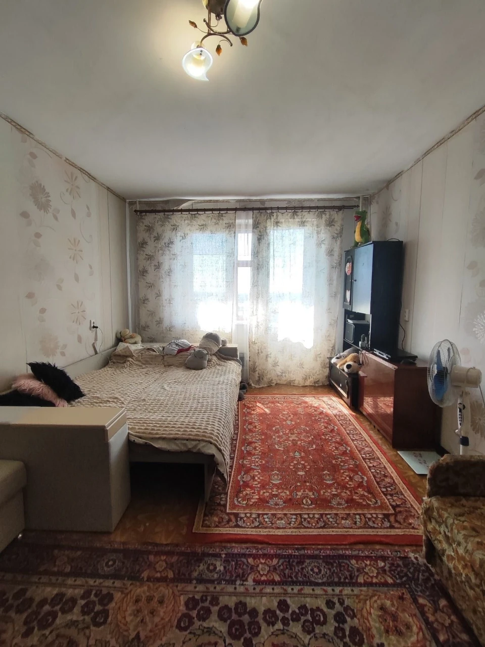 Продається простора двокімнатна квартира на Молодіжному з га