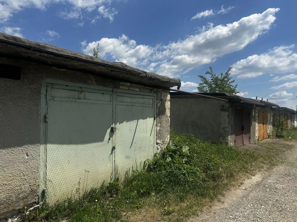 Продам місце під гараж