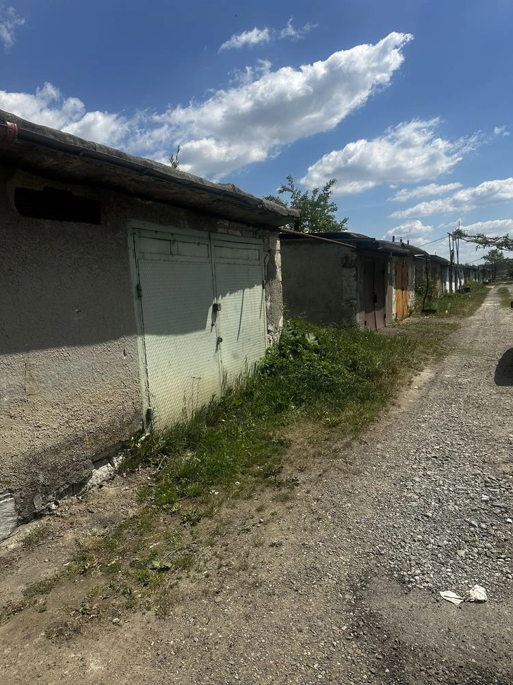 Продам місце під гараж