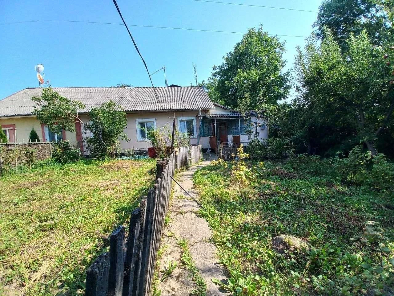 Продаж частини будинку із власною земельною ділянкою та влас