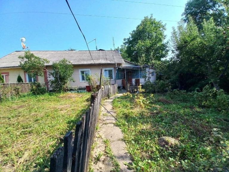 Продаж частини будинку із власною земельною ділянкою та влас