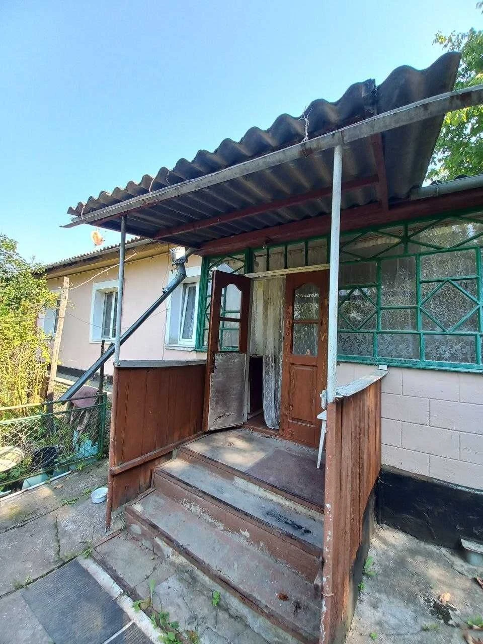 Продаж частини будинку із власною земельною ділянкою та влас