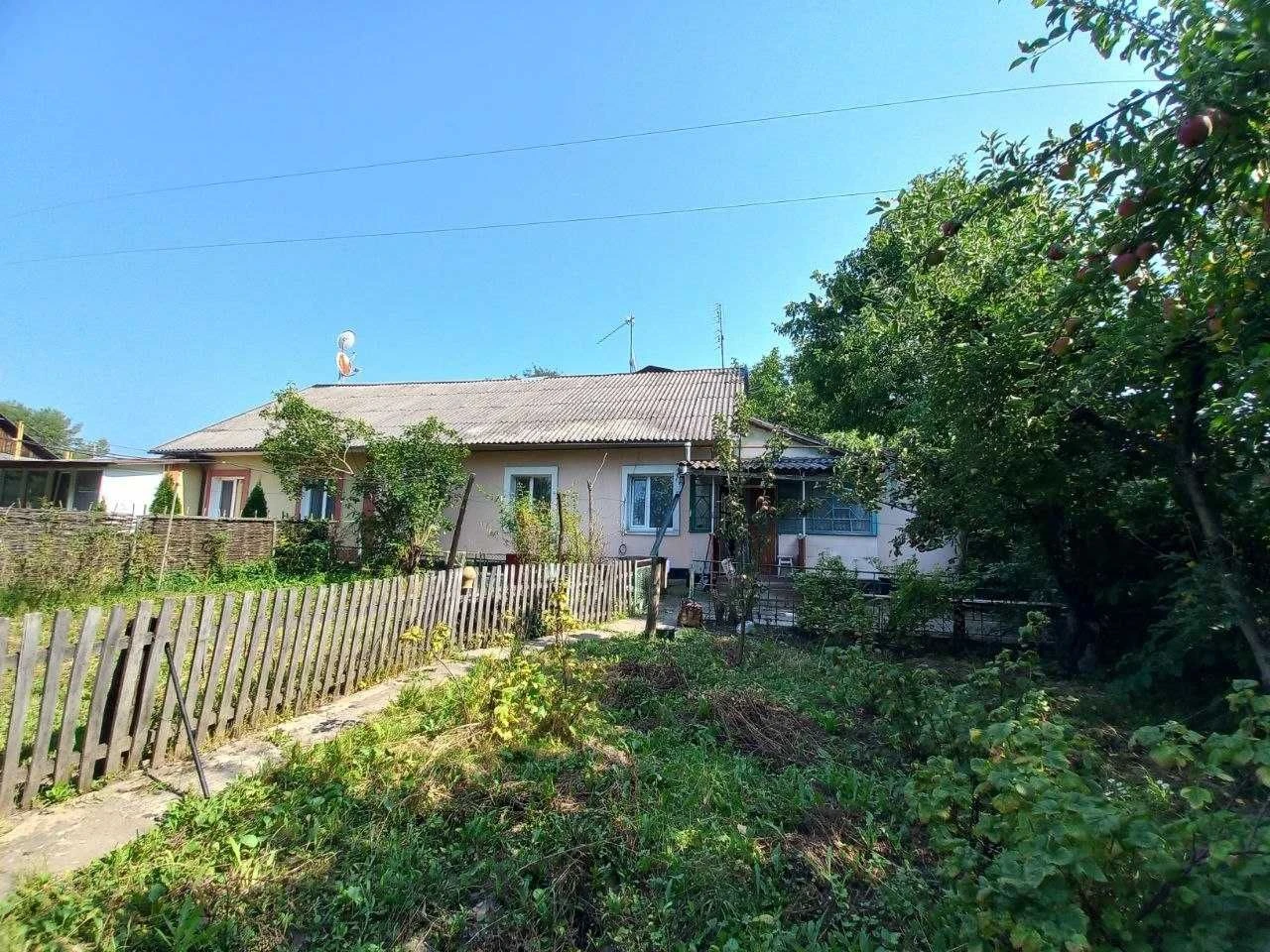 Продаж частини будинку із власною земельною ділянкою та влас