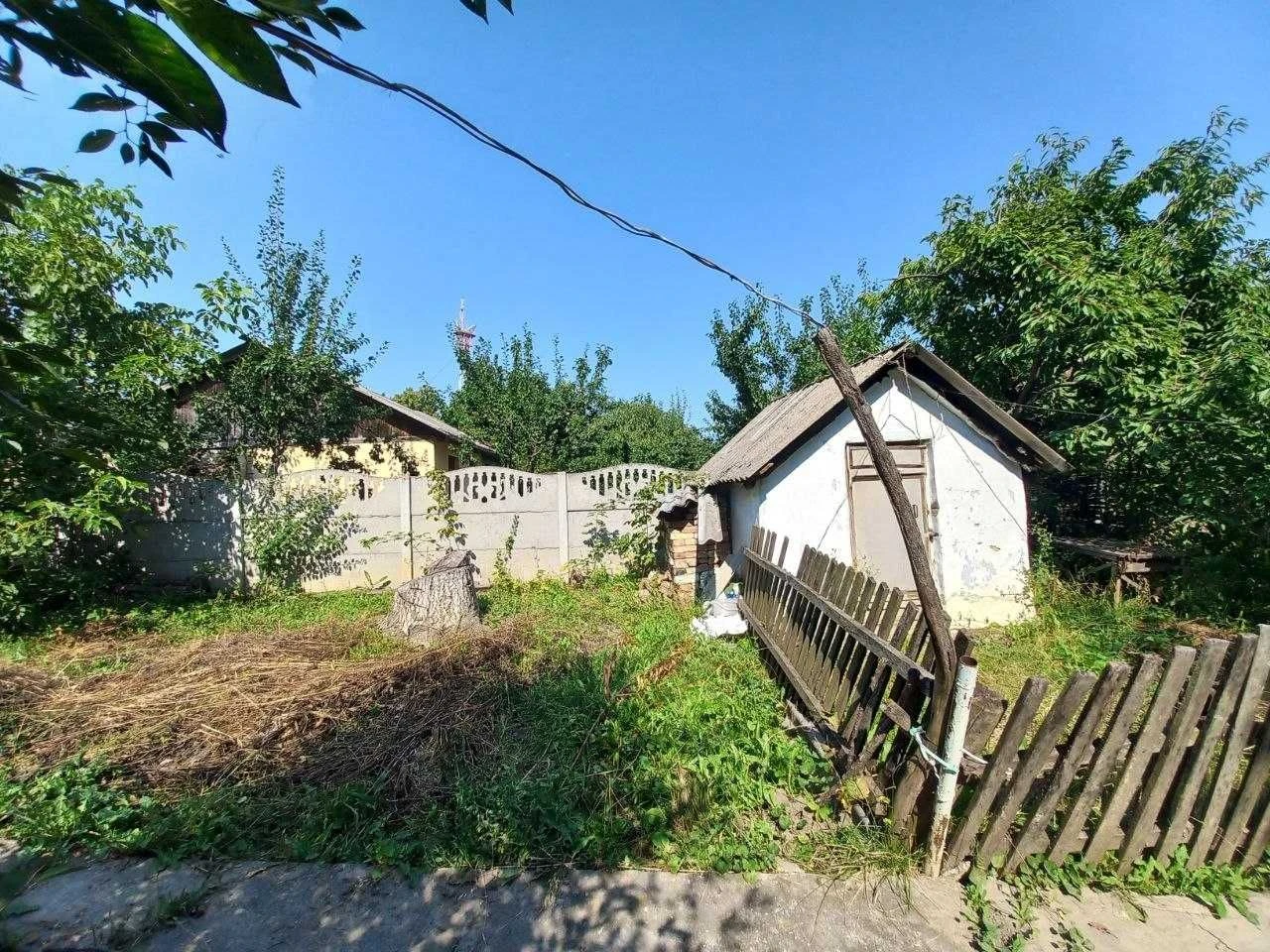 Продаж частини будинку із власною земельною ділянкою та влас
