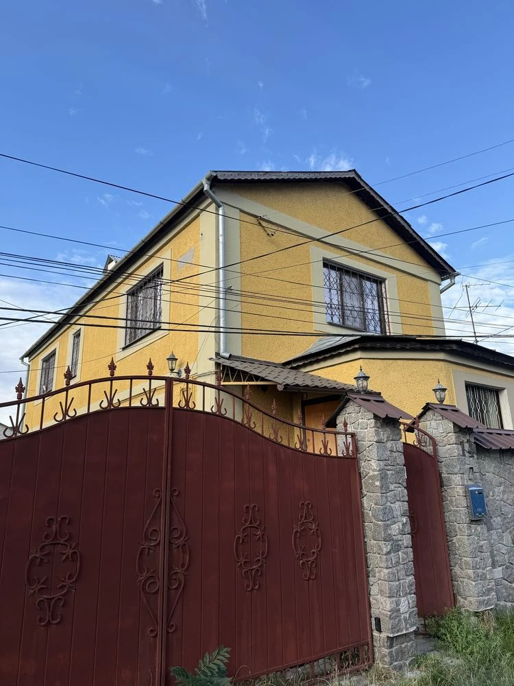 Продаж будинку і частини будинку на одній ділянці в центрі м