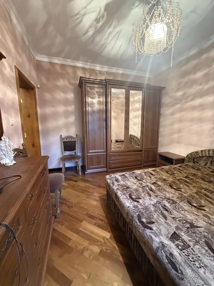 Продаж будинку і частини будинку на одній ділянці в центрі м