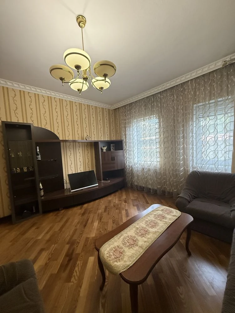 Продаж будинку і частини будинку на одній ділянці в центрі м