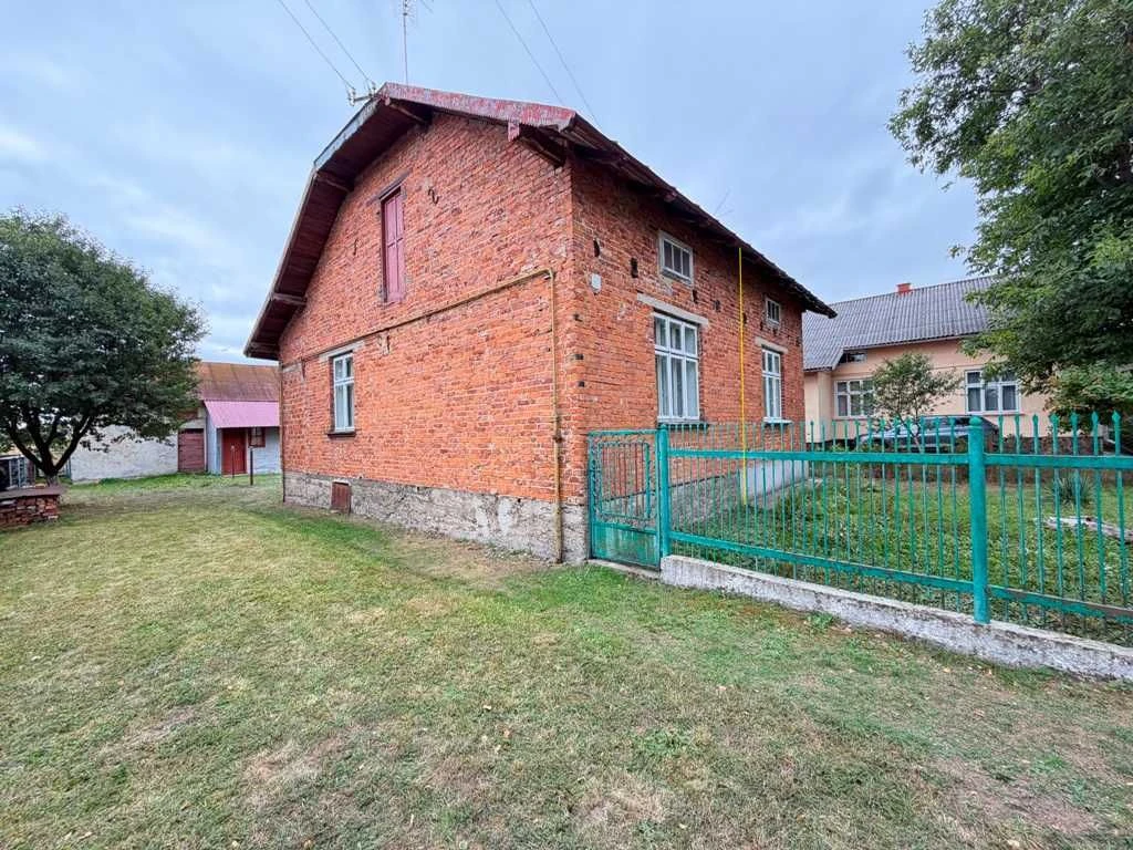 Продається частина будинку у передмісті Стрия