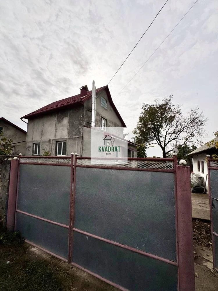 Продам двоповерховий компактний будинок зі зручностями. Можл