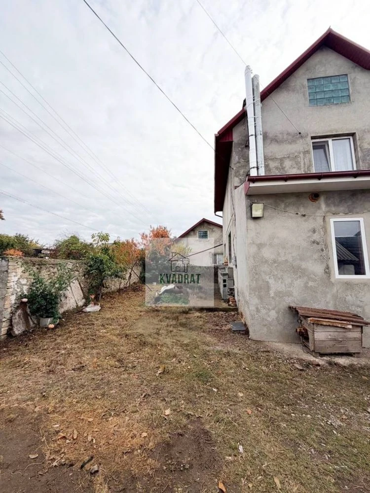 Продам двоповерховий компактний будинок зі зручностями. Можл
