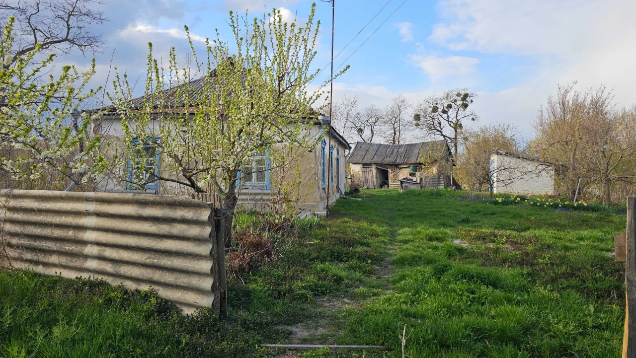 Земельна ділянка над озером, неподалік від центру міста Ягот