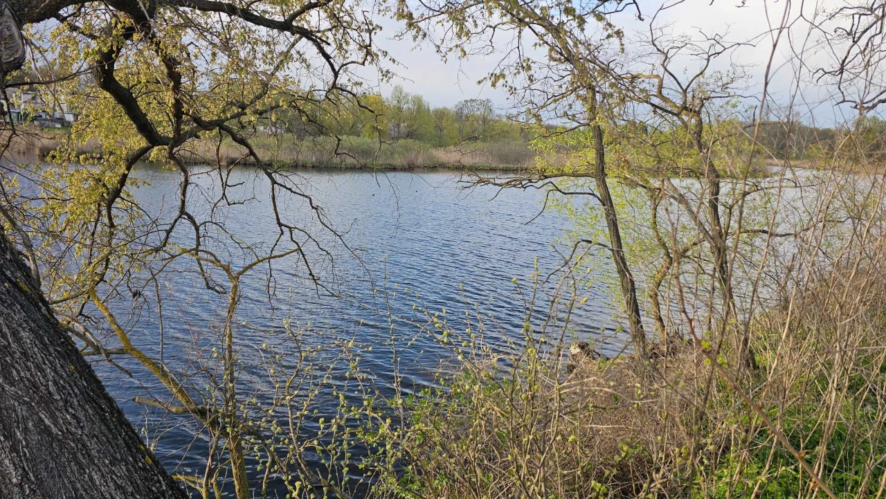 Земельна ділянка над озером, неподалік від центру міста Ягот