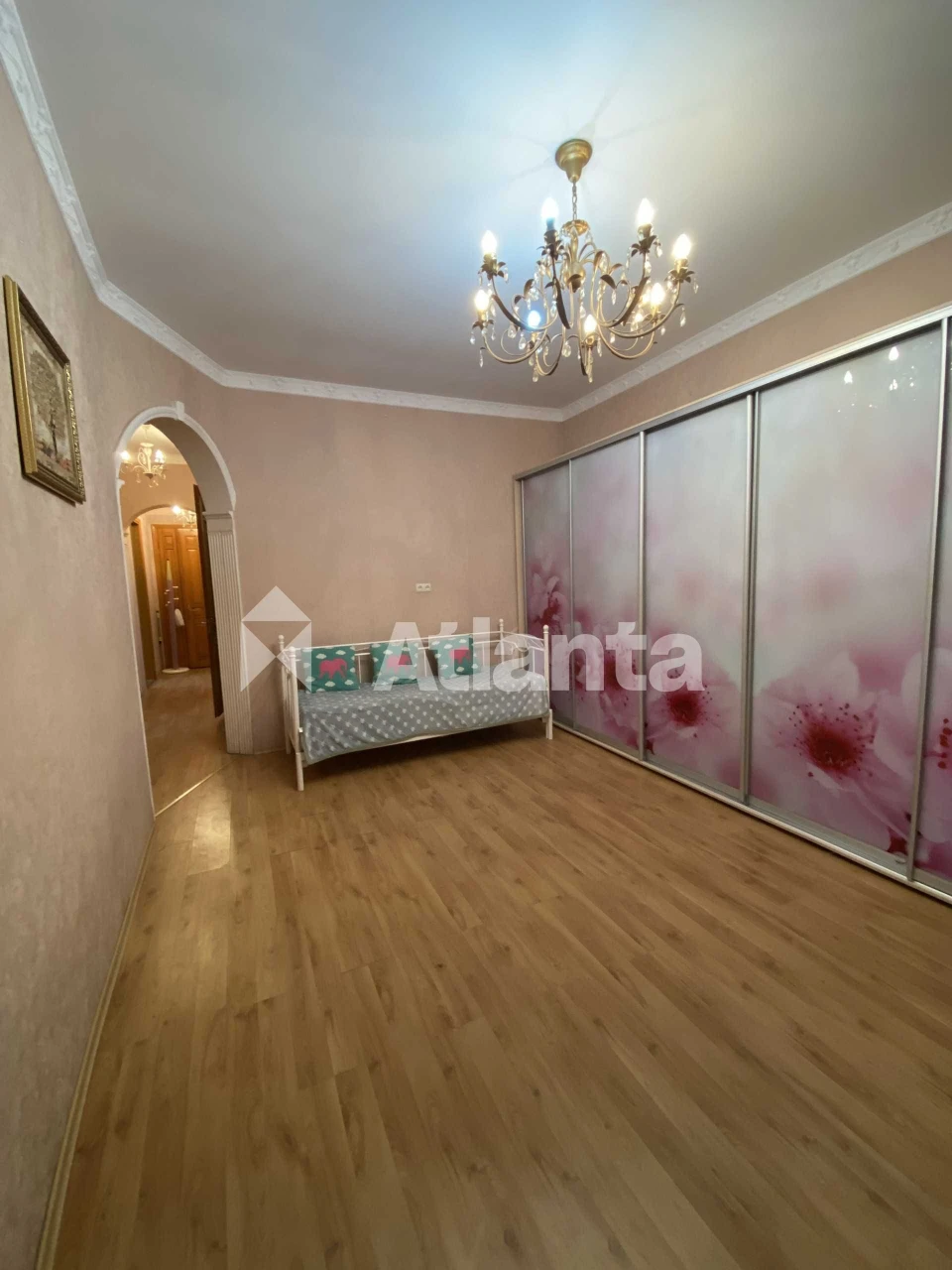 В продаже 4-комнатная квартира на 1 этаже с большим балконом