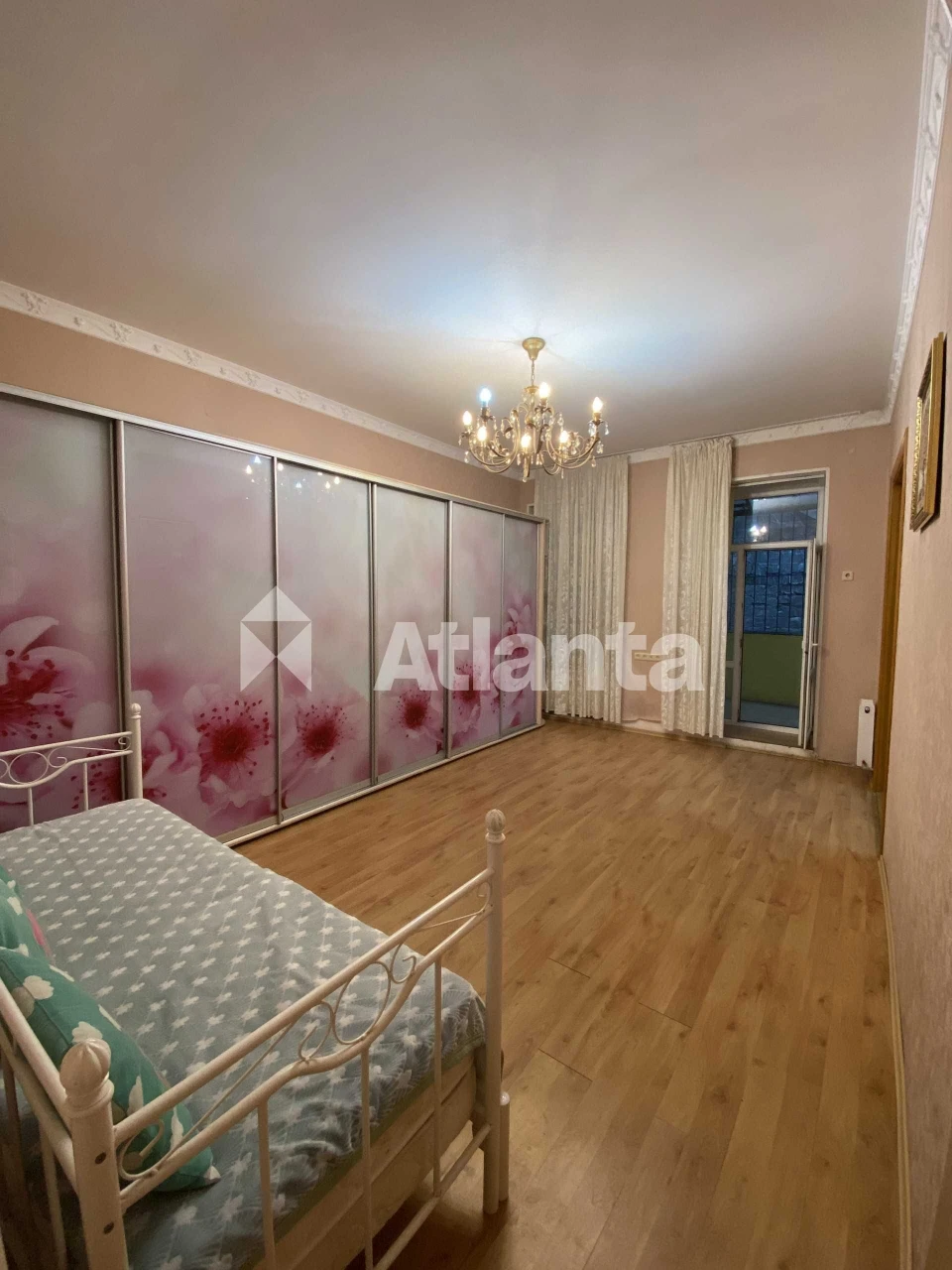 В продаже 4-комнатная квартира на 1 этаже с большим балконом
