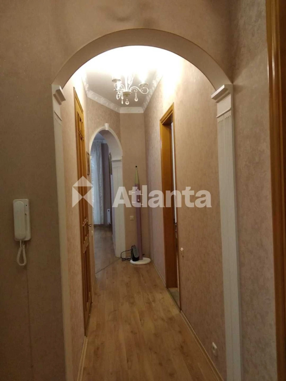 В продаже 4-комнатная квартира на 1 этаже с большим балконом