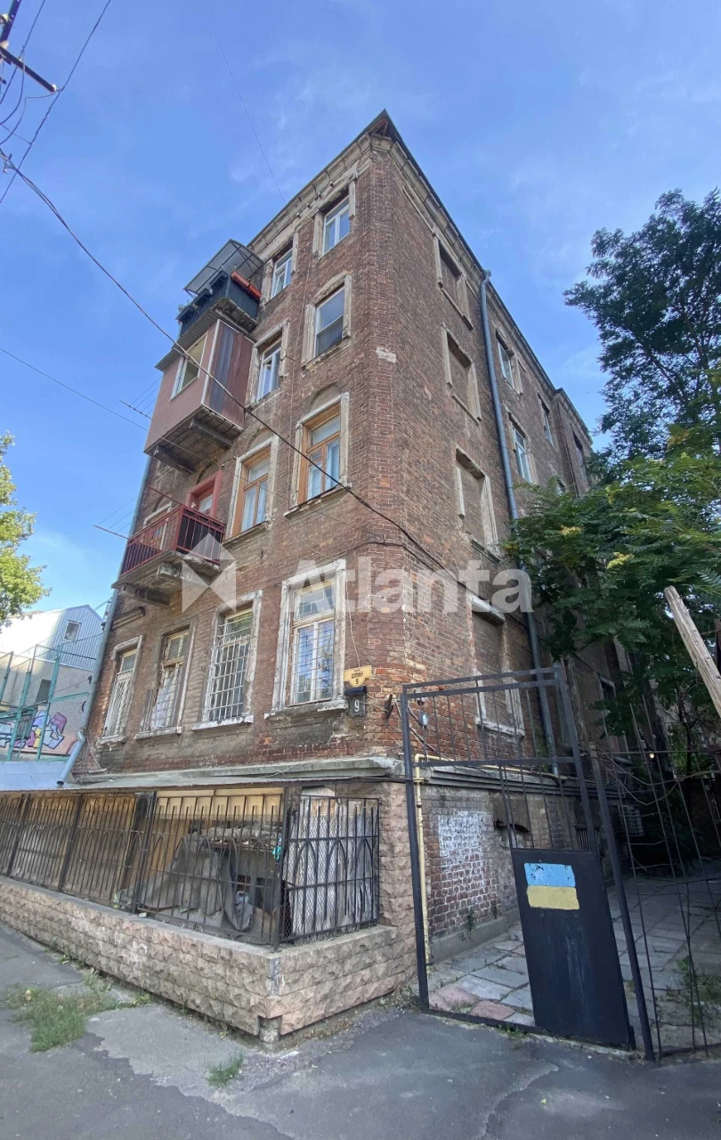 В продаже 4-комнатная квартира на 1 этаже с большим балконом