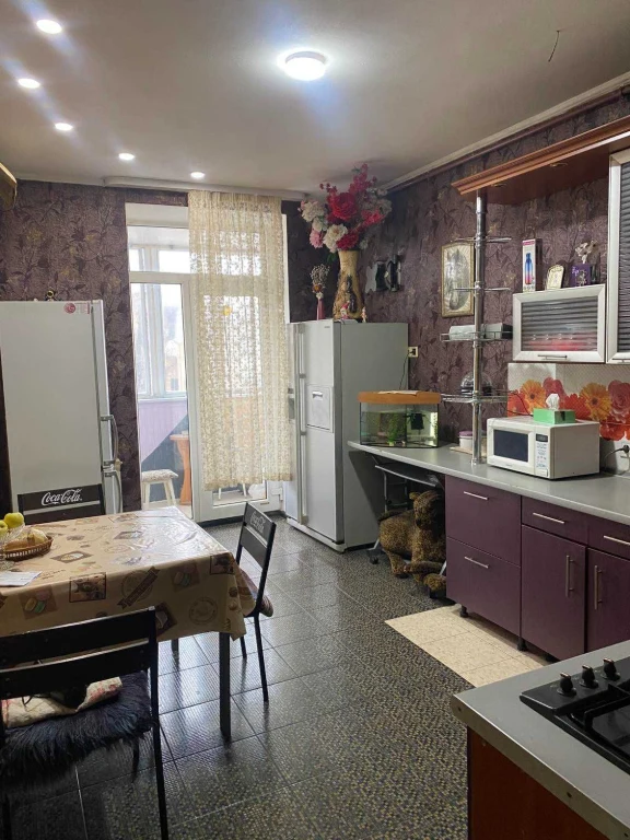 Продам 3-х кімнатну сталінку в центрі