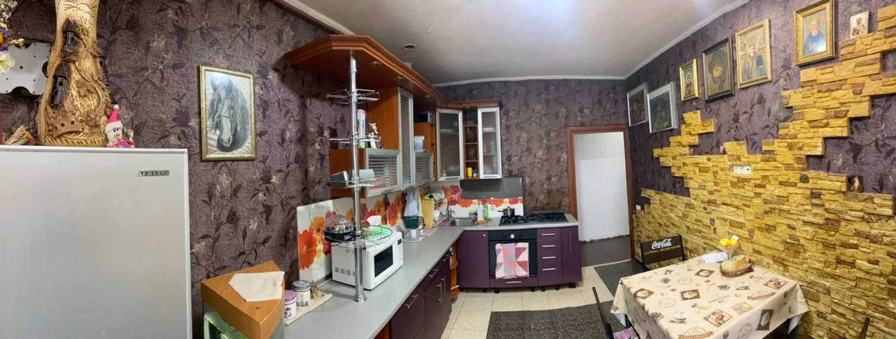 Продам 3-х кімнатну сталінку в центрі