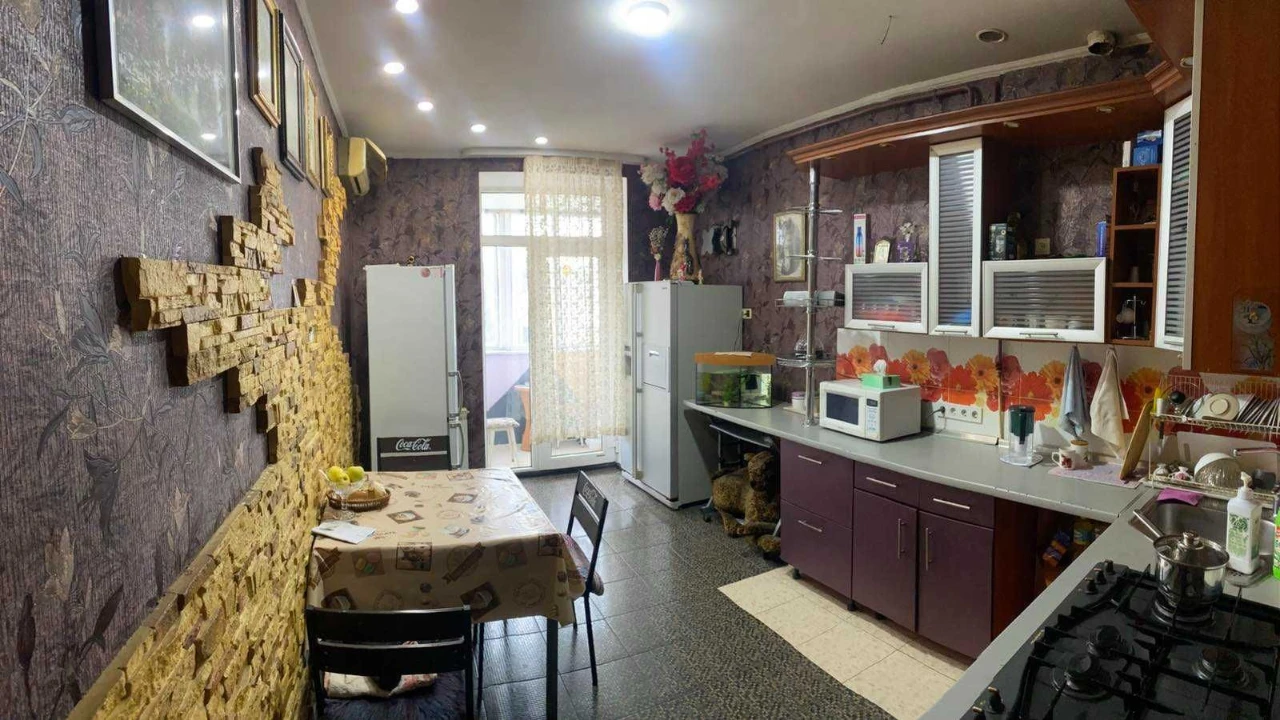 Продам 3-х кімнатну сталінку в центрі