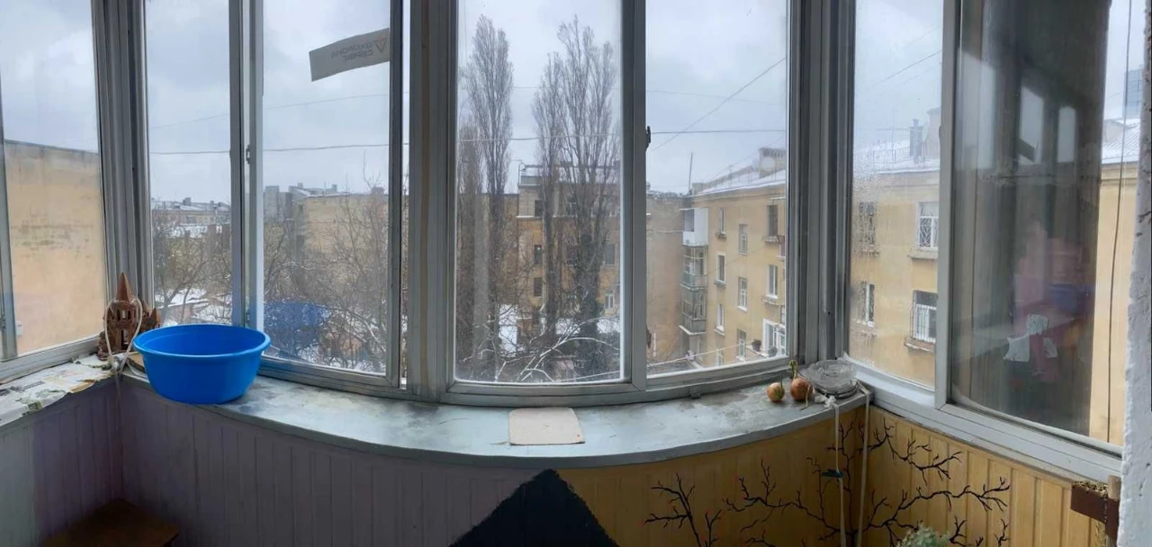 Продам 3-х кімнатну сталінку в центрі