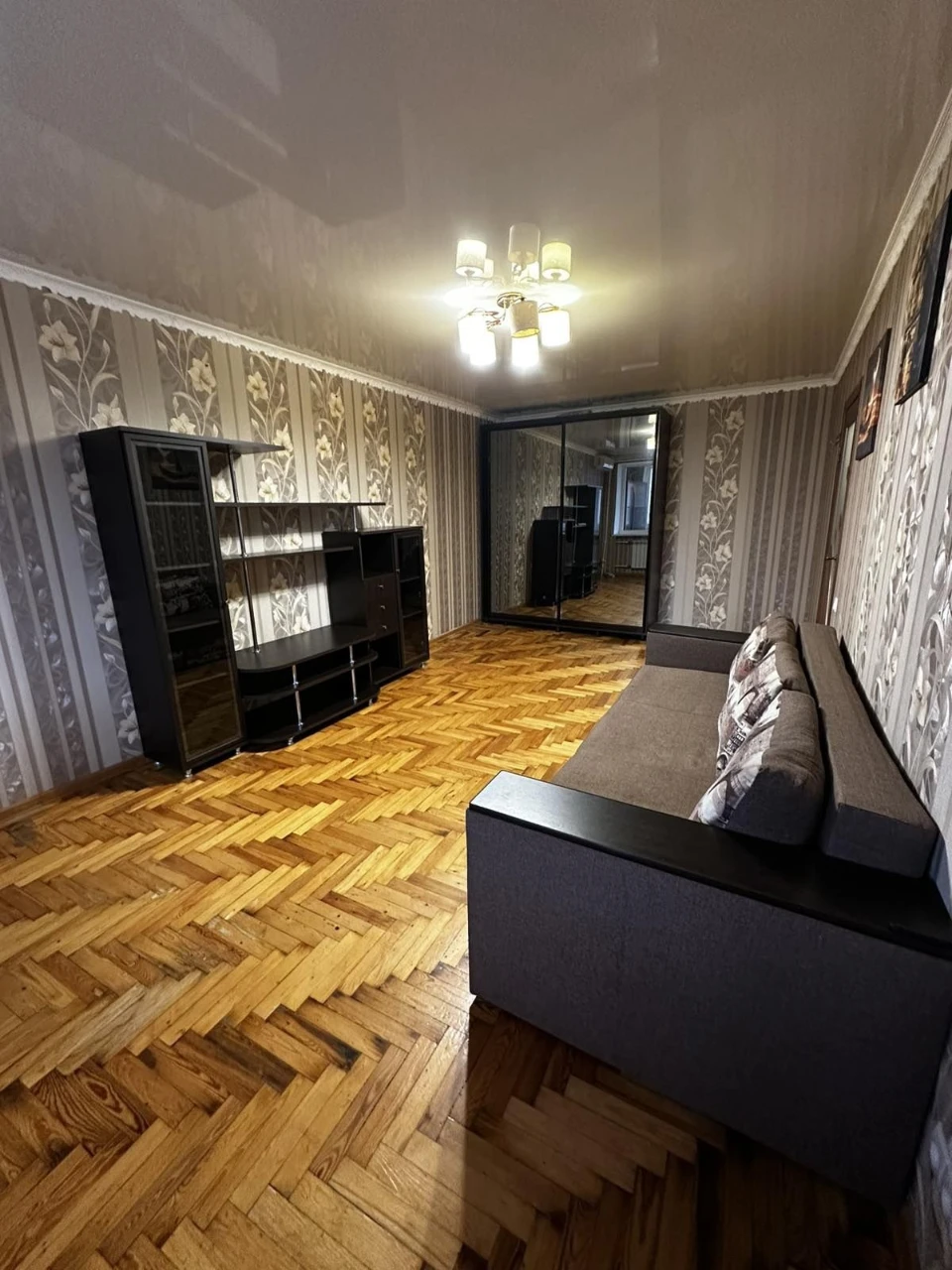 Продається велика 1-кім квартира 40-ка в Хортицькому районі