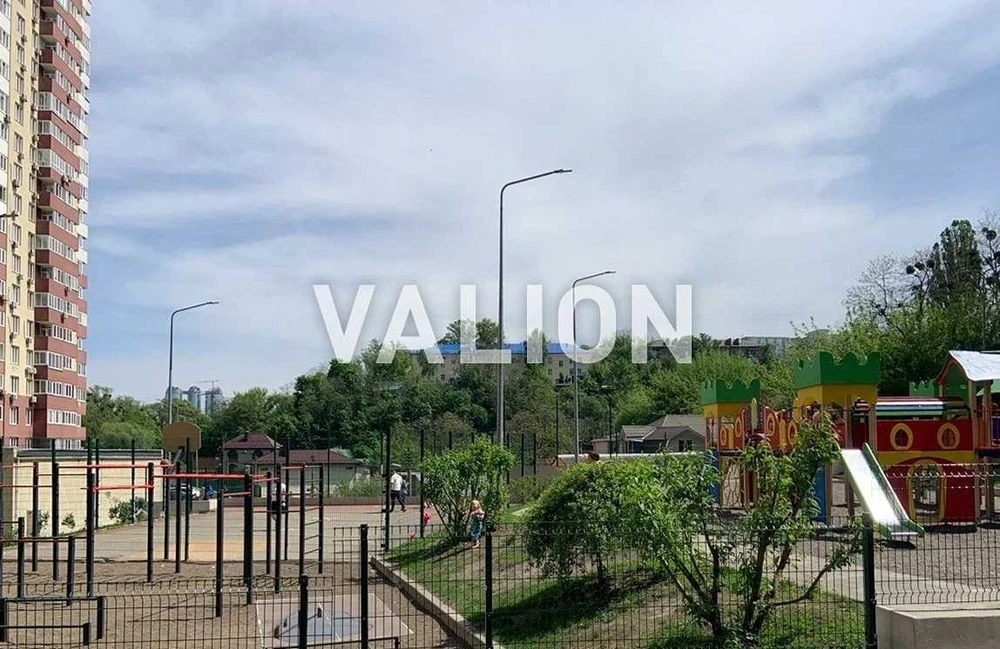 Two-room apartment for sale in Lakes residential complex, Yasynuvatskyi lane,