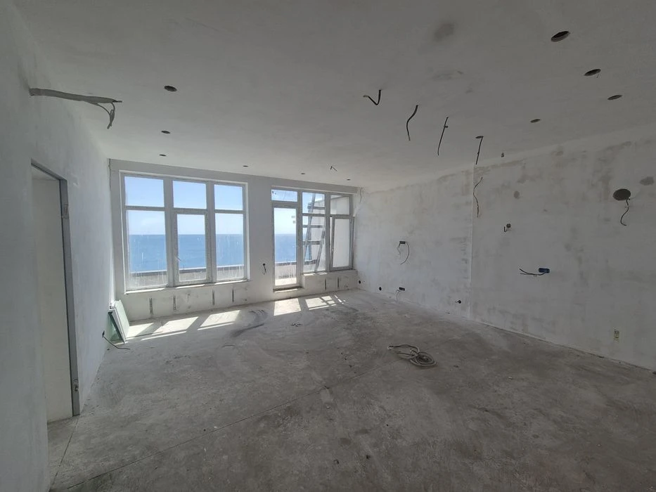 Apartment for sale on the first line of the sea