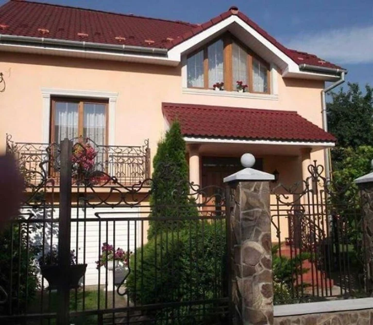 Будинок із виходом до набережної та власною лазнею