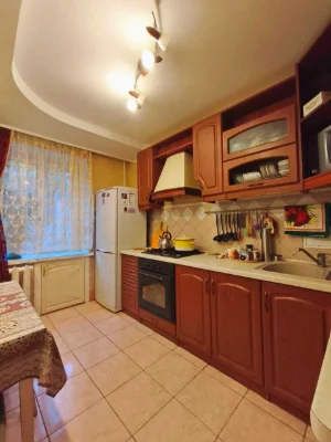 3-кімнатна квартира 75 м² з якісним ремонтом та двома балкон