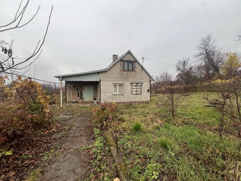 Будинок на Роші, вулиця Снятинська, район фільмобази. Можна