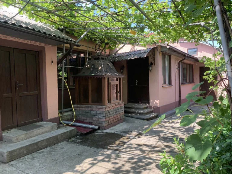 Будинок Роша , район фільмобази, можна під держпрограми