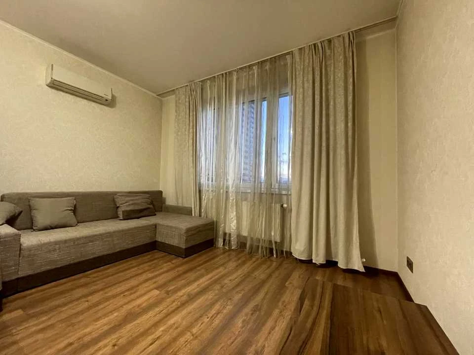 Квартира. Київ, Героїв полку "Азов" вул.