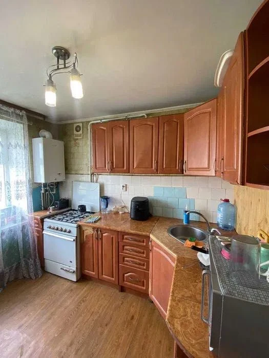 Продається 2 кімнатна квартира у житловому стані по вул.Коно