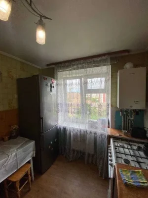 Продається 2 кімнатна квартира у житловому стані по вул.Коно